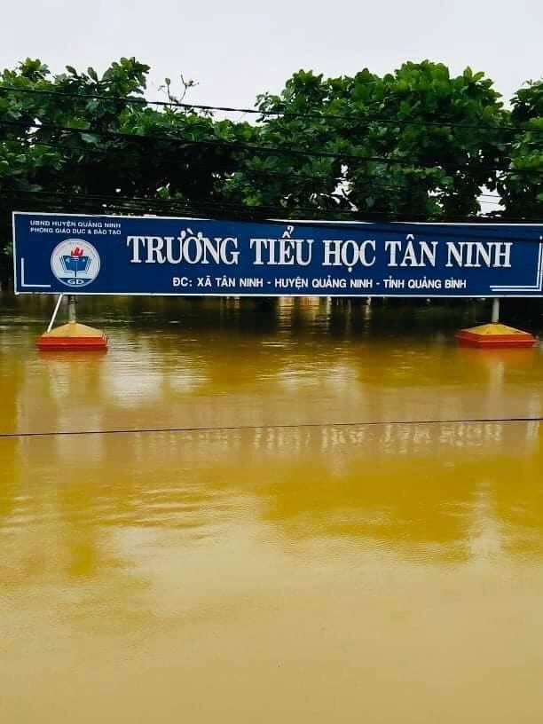 Thời điểm lũ d&acirc;ng vượt cổng trường Tiểu học T&acirc;n Ninh trong đợt thi&ecirc;n tai mưa lũ vừa qua