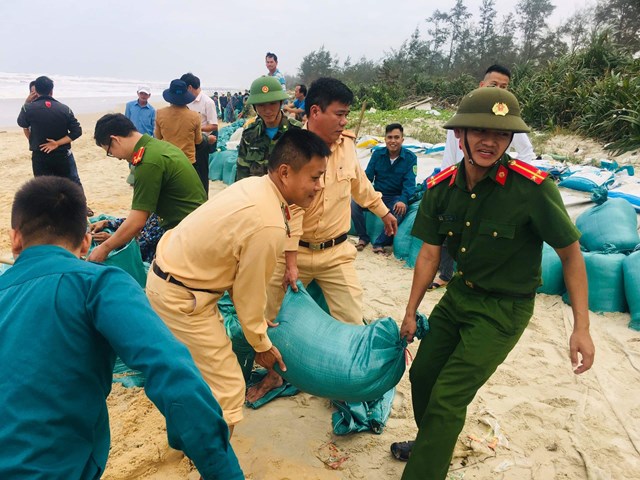 Lực lượng C&ocirc;ng an, BĐBP, c&ugrave;ng người d&acirc;n khắc phục hậu quả b&atilde;o số 13