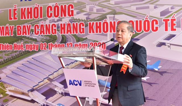 Đến tham dự v&agrave; ph&aacute;t lệnh khởi c&ocirc;ng Chủ tịch UBND tỉnh Phan Ngọc Thọ nhấn mạnh, ph&aacute;t triển kết cấu hạ tầng h&agrave;ng kh&ocirc;ng l&agrave; nội dung quan trọng trong ph&aacute;t triển hạ tầng giao th&ocirc;ng nhằm đa dạng h&oacute;a c&aacute;c phương thức vận tải, chia sẻ, kết nối li&ecirc;n th&ocirc;ng trong v&agrave; ngo&agrave;i nước, đ&acirc;y l&agrave; yếu tố quan trọng, c&oacute;&nbsp; &yacute; nghĩa quyết định trong ph&aacute;t triển kinh tế địa phương nhanh v&agrave; bền vững&hellip;