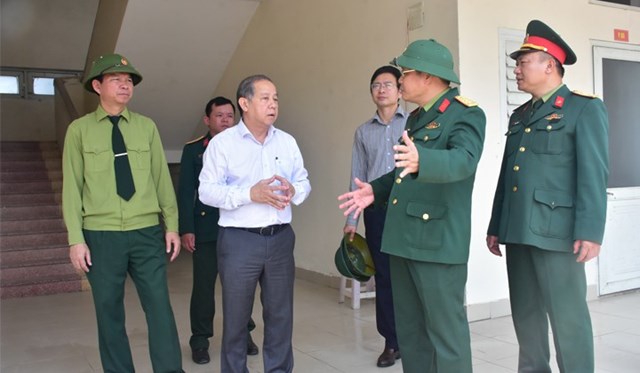 Chủ tịch UBND tỉnh Phan Ngọc Thọ (&aacute;o trắng) kiểm tra c&ocirc;ng t&aacute;c chuẩn bị khu c&aacute;ch ly tập trung tại trường Cao đẳng nghề số 23, trong đợt dịch vừa qua.