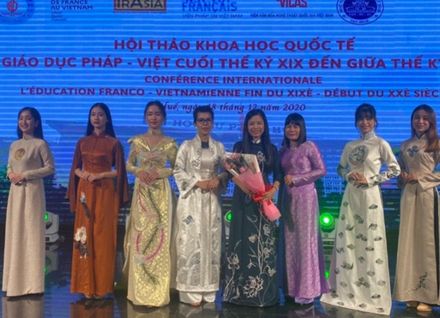 B&agrave; Tr&agrave;n Kim Minh - Tổng Gi&aacute;m đốc c&ocirc;ng ty TNHH Lữ h&agrave;nh Global (thứ 4, từ tr&aacute;i sang) trao hoa cho Nh&agrave; thiết kế Đoan Trang