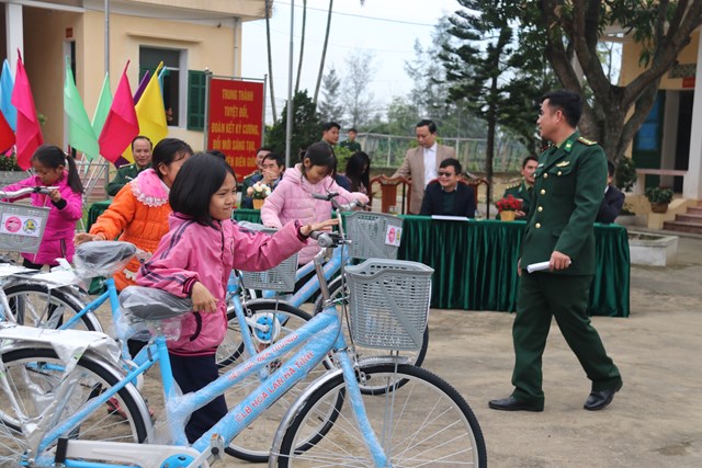 Những n&eacute;t mặt hạnh ph&uacute;c của c&aacute;c em học sinh khi được nhận xe