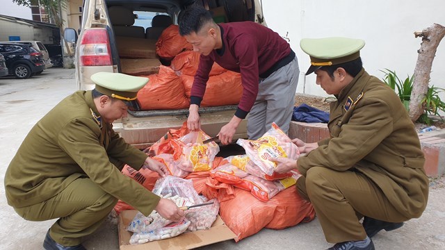 Lạng Sơn: Ph&#225;t hiện 500kg thực phẩm bẩn đem đi ti&#234;u thụ - Ảnh 1