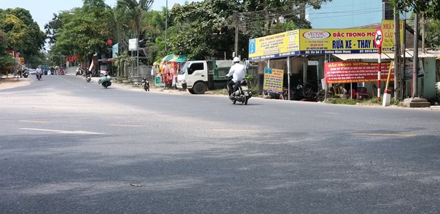 Xe tải ben nạp đầy c&aacute;t băng qua đường đi ti&ecirc;u thụ