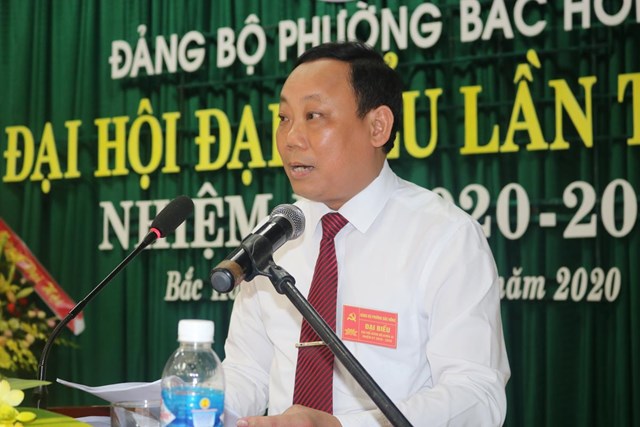 &Ocirc;ng Đặng Ngọc Vệ - B&iacute; thư Đảng bộ phường th&ocirc;ng qua t&oacute;m tắt B&aacute;o c&aacute;o ch&iacute;nh trị tại Đại hội &nbsp;