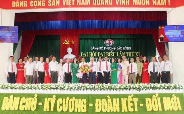 L&atilde;nh đạo tỉnh, thị x&atilde; tặng hoa ch&uacute;c mừng Ban Chấp h&agrave;nh kh&oacute;a XI, nhiệm kỳ 2020 - 2025 &nbsp;