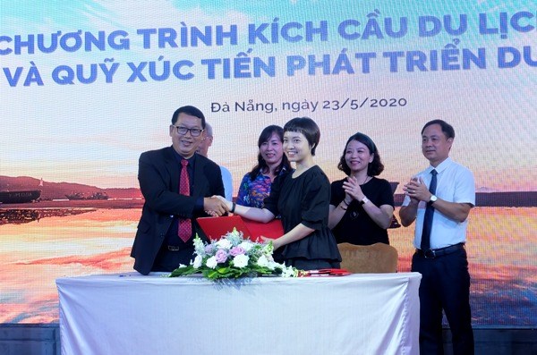 Đại diện c&aacute;c đơn vị k&yacute; cam kết tham gia Chương tr&igrave;nh k&iacute;ch cầu du lịch "Đ&agrave; Nẵng tri &acirc;n - &ldquo;Danang Thank You 2020&rdquo; &nbsp;