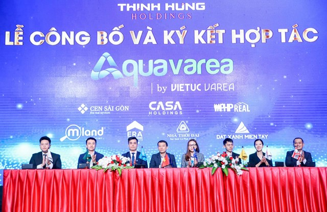 Đại diện chủ đầu tư Thịnh Hưng Holdings k&yacute; kết hợp t&aacute;c chiến lược c&ugrave;ng 7 đơn vị ph&acirc;n phối