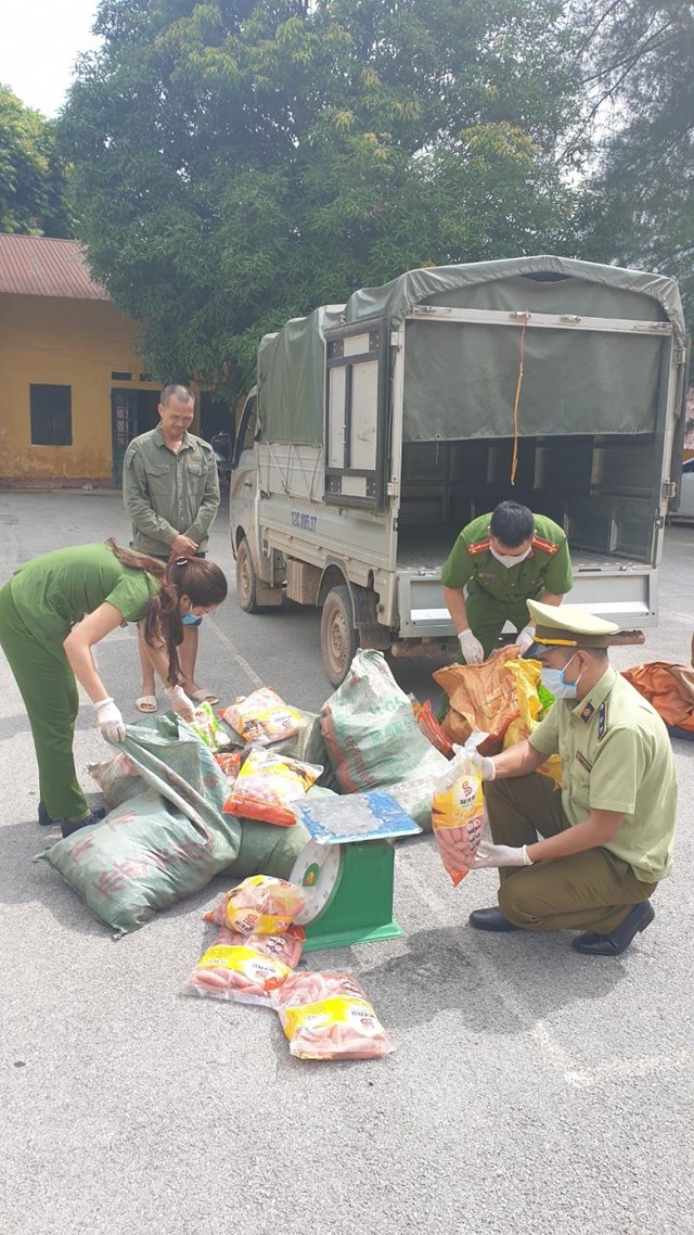 &nbsp;Đội QLTT số 6 phối hợp với Ph&ograve;ng CSMT - C&ocirc;ng an tỉnh kiểm tra số thực phẩm nhập lậu, ảnh: B&igrave;nh Nguy&ecirc;n