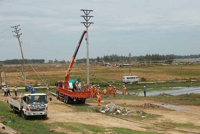 C&aacute;c đơn vị khắc phục sự cố lưới điện do ảnh hưởng b&atilde;o số 5,&nbsp;tại tỉnh Thừa Thi&ecirc;n - Huế. Ảnh: Đăng Đệ