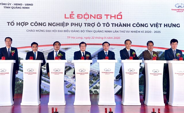 Ph&oacute; Thủ tướng Trịnh Đ&igrave;nh Dũng v&agrave; c&aacute;c đại biểu bấm n&uacute;t khởi động Tổ hợp c&ocirc;ng nghiệp phụ trợ &ocirc; t&ocirc; Th&agrave;nh C&ocirc;ng Việt Hưng. Ảnh: VGP