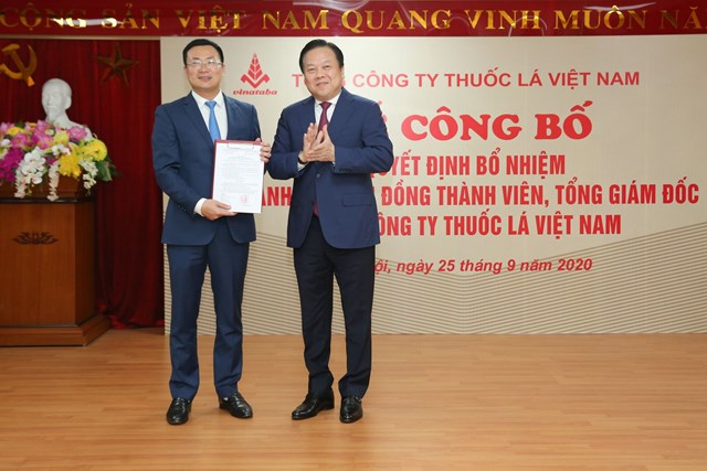 Chủ tịch Ủy ban Quản l&yacute; vốn nh&agrave; nước tại doanh nghiệp Nguyễn Ho&agrave;ng Anh trao Quyết định bổ nhiệm Th&agrave;nh vi&ecirc;n HĐTV, Tổng gi&aacute;m đốc Vinataba cho &ocirc;ng H&agrave; Quang H&ograve;a. Ảnh: Vinataba