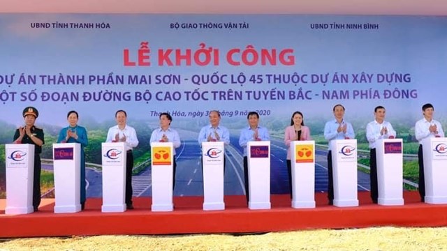 C&aacute;c đại biểu tham dự nhấn n&uacute;t khởi c&ocirc;ng. (Ảnh: B&aacute;o Thanh H&oacute;a)