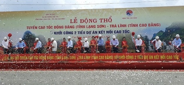 C&aacute;c đại biểu thực hiện nghi lễ động thổ dự &aacute;n. Ảnh: TH