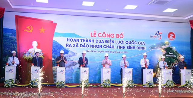 C&aacute;c đại biểu thực hiện nghi thức&nbsp;bấm n&uacute;t đ&oacute;ng điện ho&agrave;n th&agrave;nh c&ocirc;ng tr&igrave;nh đưa điện lưới quốc gia ra x&atilde; đảo Nhơn Ch&acirc;u bằng c&aacute;p ngầm