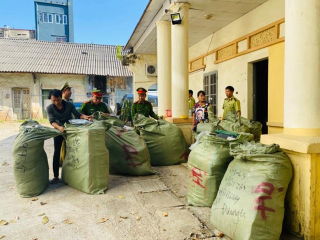 Lạng Sơn: Triệt ph&#225; địa điểm kinh doanh h&#224;ng nhập lậu - Ảnh 1