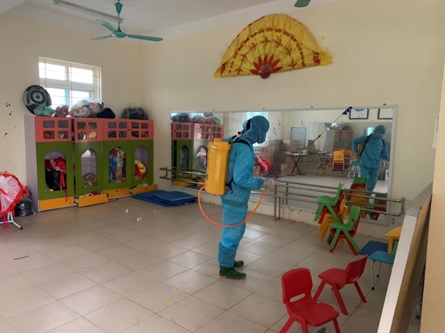 Trường Mầm non Tiền Phong A (huyện Mê Linh) phun khử khuẩn phòng học để chuẩn bị đón trẻ đến trường. 