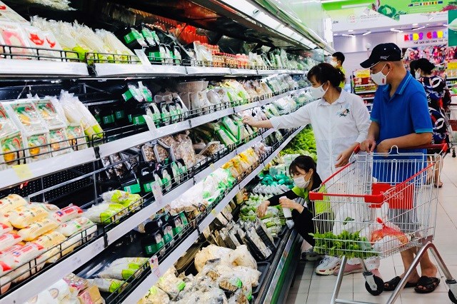 Mức bán lẻ hàng hóa và dịch vụ tiêu dùng tăng cao trong thời gian qua. Trong ảnh: Người tiêu dùng mua hàng tại siêu thị Hapro. Ảnh: Thanh Hải