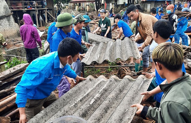 Tỉnh L&agrave;o Cai tiếp tục huy động lực lượng hỗ trợ người d&acirc;n khắc phục hậu quả mưa lũ.&nbsp;Ảnh: B&aacute;o L&agrave;o Cai