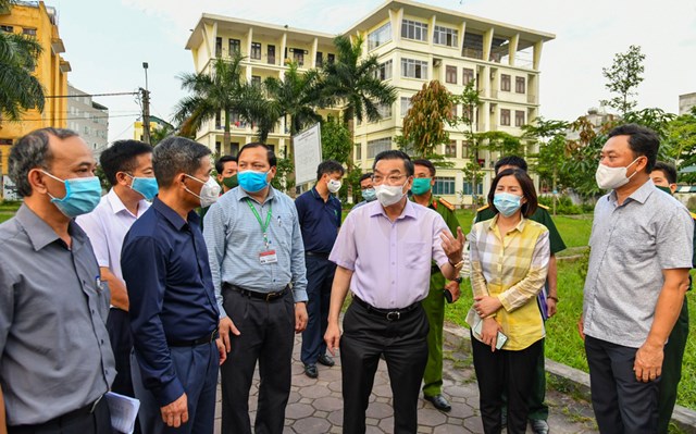 Chủ tịch UBND thành phố Chu Ngọc Anh kiểm tra công tác phòng, chống dịch Covid-19 tại ký túc xá Học viện Nông nghiệp (huyện Gia Lâm).