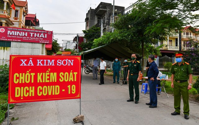 Lực lượng chức năng kiểm soát, cách ly y tế tại xã Kim Sơn, huyện Gia Lâm.
