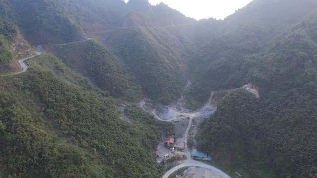 Mỏ đ&aacute; v&ocirc;i được cấp ph&eacute;p khai th&aacute;c bằng phương ph&aacute;p lộ thi&ecirc;n c&oacute; sử dụng vật liệu nổ c&ocirc;ng nghiệp nằm ngay cạnh tuyến đường ĐT 188, dưới ch&acirc;n đ&egrave;o Khau Lắc. (Ảnh: T.T)