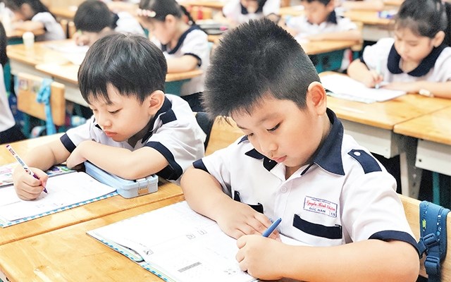 Học sinh lớp 1 Trường tiểu học Nguyễn Bỉnh Khi&ecirc;m, quận 1 trong giờ học.Thận trọng khi chọn s&aacute;ch