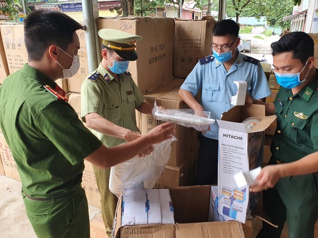 Đo&agrave;n kiểm tra, kiểm tra v&agrave; thu&nbsp;giữ h&agrave;ng ngh&igrave;n sản phẩm c&oacute; dấu hiệu giả mạo nh&atilde;n hiệu. (Ảnh: Cục QLTT Lạng Sơn)