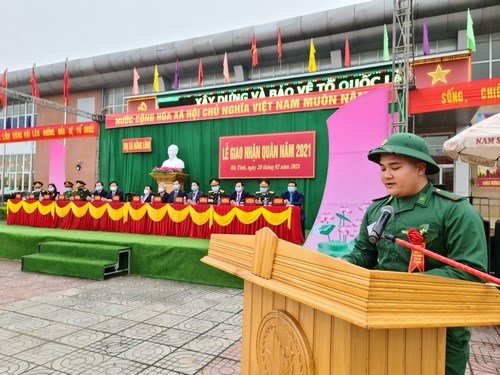 T&acirc;n binh Trần Văn Độ đại diện c&aacute;c thanh ni&ecirc;n l&ecirc;n đường nhập ngũ hứa quyết t&acirc;m cống hiến sức trẻ, tự tin l&ecirc;n đường thực hiện nhiệm vụ thi&ecirc;ng li&ecirc;ng bảo vệ Tổ quốc.