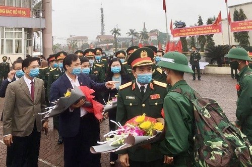 L&atilde;nh đạo tặng hoa ch&uacute;c mừng, tiễn c&aacute;c thanh ni&ecirc;n l&ecirc;n đường nhập ngũ tại huyện thạch H&agrave;.