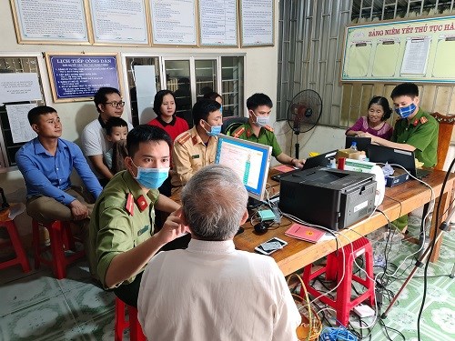 C&ocirc;ng an TX. Hồng Lĩnh đang khẩn trương l&agrave;m việc, đẩy nhanh tiến độ để ho&agrave;n th&agrave;nh việc cấp căn cước c&ocirc;ng d&acirc;n.