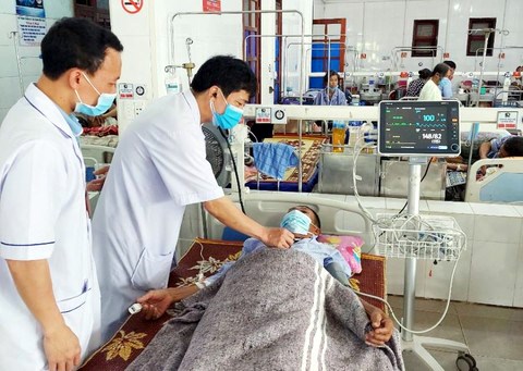 Bệnh nh&acirc;n đang được c&aacute;c b&aacute;c sĩ chăm s&oacute;c.