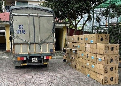 Phương tiện xe tải v&agrave; 49 th&ugrave;ng carton chứa khẩu trang kh&ocirc;ng r&otilde; nguồn gốc xuất xứ.