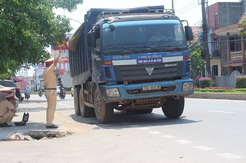 CSGT tiến h&agrave;nh c&acirc;n lưu động một xe chở vật liệu x&acirc;y dựng.