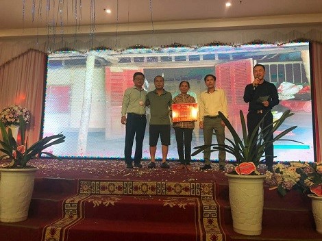 Đại diện CLB Hoa Lan H&agrave; Tĩnh đ&atilde; tr&iacute;ch 170 triệu đồng để x&acirc;y 2 nh&agrave; t&igrave;nh nghĩa cho 2 ho&agrave;n cảnh kh&oacute; khăn. Trong đ&oacute;, trao biểu trưng tại buổi lễ cho gia đ&igrave;nh b&agrave; Nguyễn Thị Tứ.