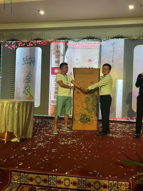 Nh&agrave; b&aacute;o B&ugrave;i B&aacute; Thanh đưa t&aacute;c phẩm qu&yacute; gi&aacute; v&agrave; y&ecirc;u th&iacute;ch của m&igrave;nh ra đấu gi&aacute; nhằm để ủng hộ th&ecirc;m quỹ từ thiện lần n&agrave;y.