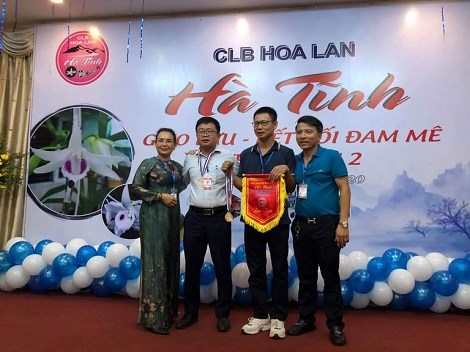 Đại diện CLB Hoa Lan H&agrave; Tĩnh tặng cờ v&agrave; trao qu&agrave; lưu niện cho c&aacute;c đại diện CLB kh&aacute;c.