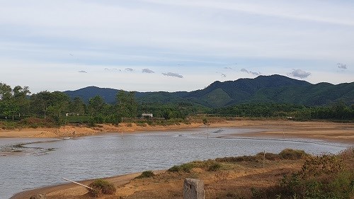 Nếu nắng n&oacute;ng tiếp tục k&eacute;o d&agrave;i th&igrave; đập Khe Bắc sẽ cạn kiệt, kh&ocirc;ng c&oacute; nước tưới cho c&acirc;y ch&egrave;.