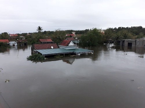 Nhiều nh&agrave; d&acirc;n ở huyện Lệ Thủy ngập s&acirc;u trong nước.