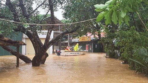 Lực lượng c&ocirc;ng an huyện Tuy&ecirc;n H&oacute;a tỉnh Quảng B&igrave;nh tiếp cận v&agrave; di dời người d&acirc;n ra khỏi v&ugrave;ng ngập s&acirc;u.