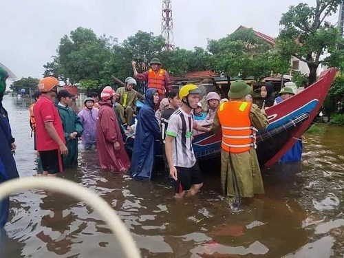 Lực lượng chức năng huyện Lệ Thủy gi&uacute;p hỗ trợ người d&acirc;n đi tr&aacute;nh lũ.