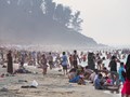 Hà Tĩnh: Nắng nóng du khách đổ xô đi ngâm mình giải nhiệt