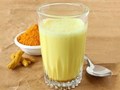 Sữa nghệ: Thức uống vàng cho xương khớp người lớn tuổi