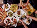 Nhượng quyền F&B tại Việt Nam: Tiềm năng vàng giữa muôn vàn thách thức từ ẩm thực đường phố và giá thuê mặt bằng