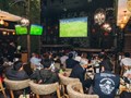 Hàng quán thức thời mùa World Cup: Đổi trục doanh thu từ trực tiếp sang giao hàng đêm