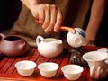 Ý nghĩa đằng sau bước làm ấm chén trước khi pha trà