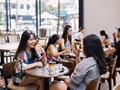 Chiến lược nào giúp doanh nghiệp trà sữa giữ chân khách hàng trẻ?