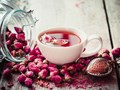 Cách pha trà hoa hồng giúp giữ trọn hương và dưỡng chất