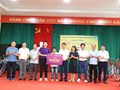 Câu lạc bộ báo chí Phú Thọ tại Hà Nội: Tặng quà cho học sinh nghèo vượt khó trên quê hương Đất Tổ