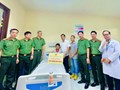 Công an Quảng Ninh nhận đỡ đầu cháu bé sống sót trong vụ tai nạn lật tàu trên Vịnh Hạ Long